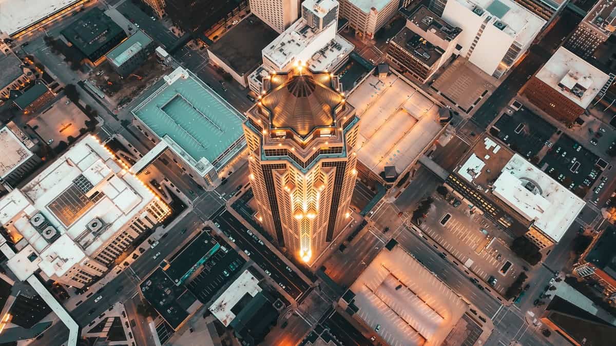 des moines building drone view
