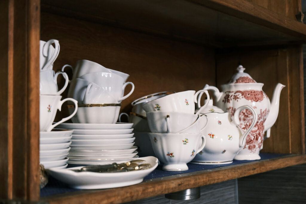 Freestanding furniture and open shelving is a hallmark of the English country kitchen aesthetic.