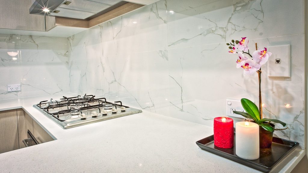 monochrome kitchen backsplash