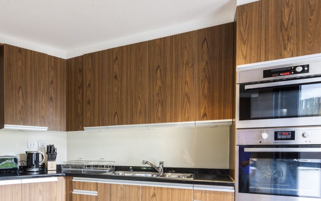no kitchen backsplash