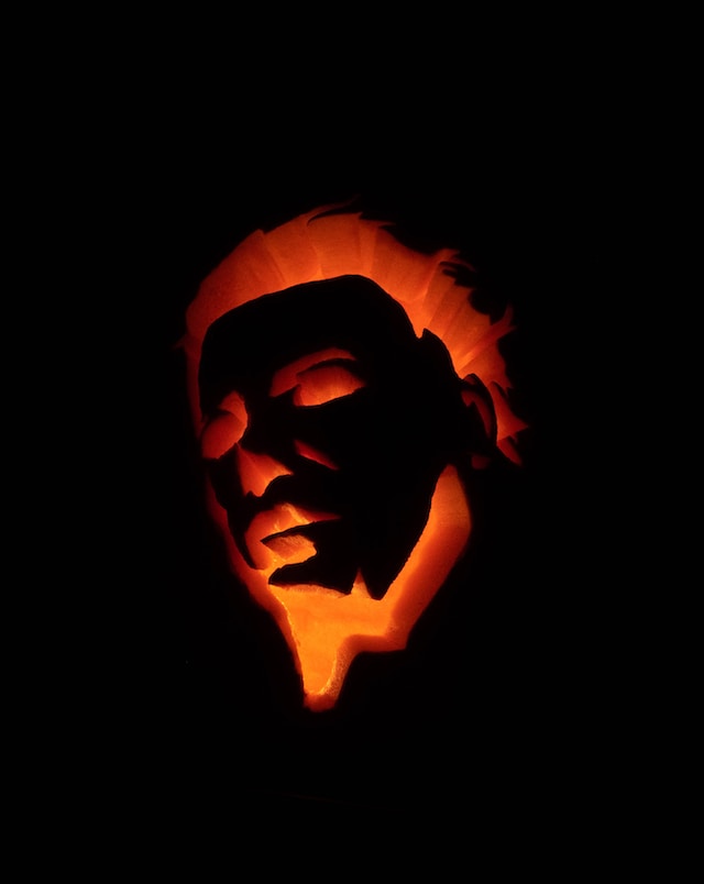 pumpkin carving ideas - portrait made of carved pumpkin