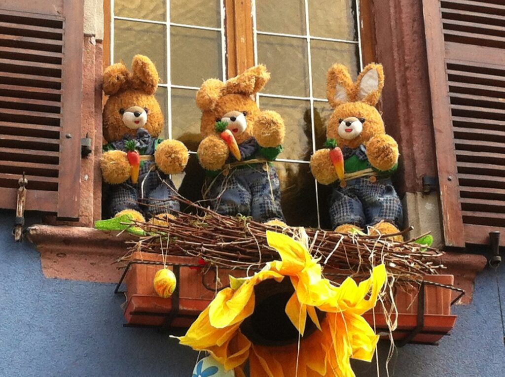 outdoor spring decor in window boxes