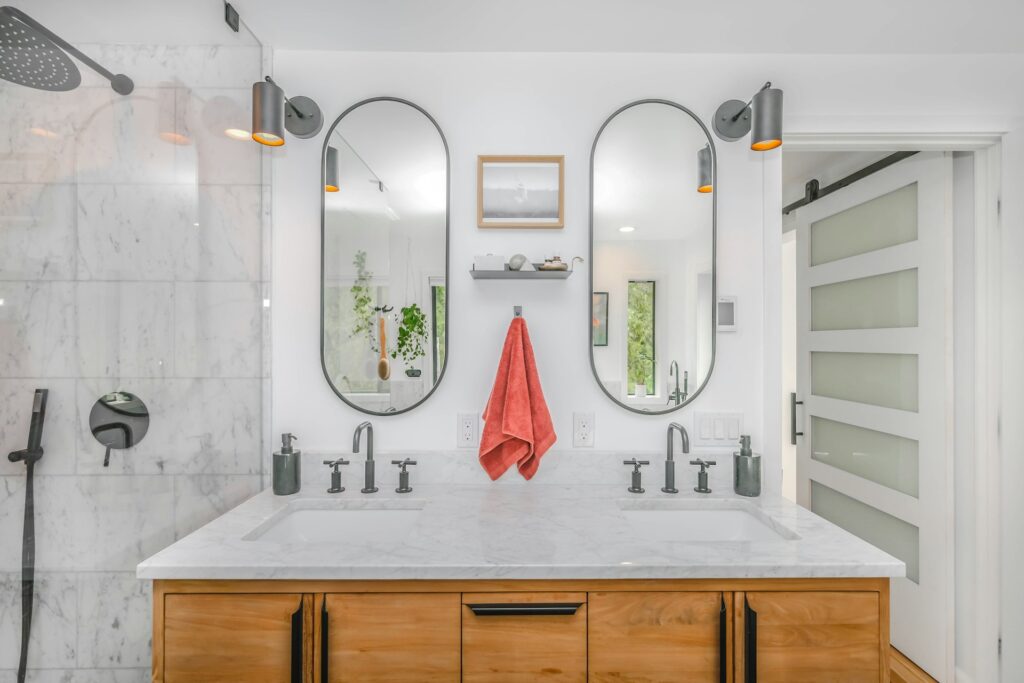 Mirrors to maximize the space in the bathoom.