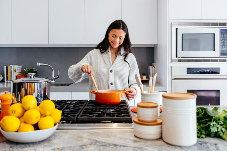 The 15-Minute Rule: Why Science Says Your Kitchen Layout Is Making You Tired