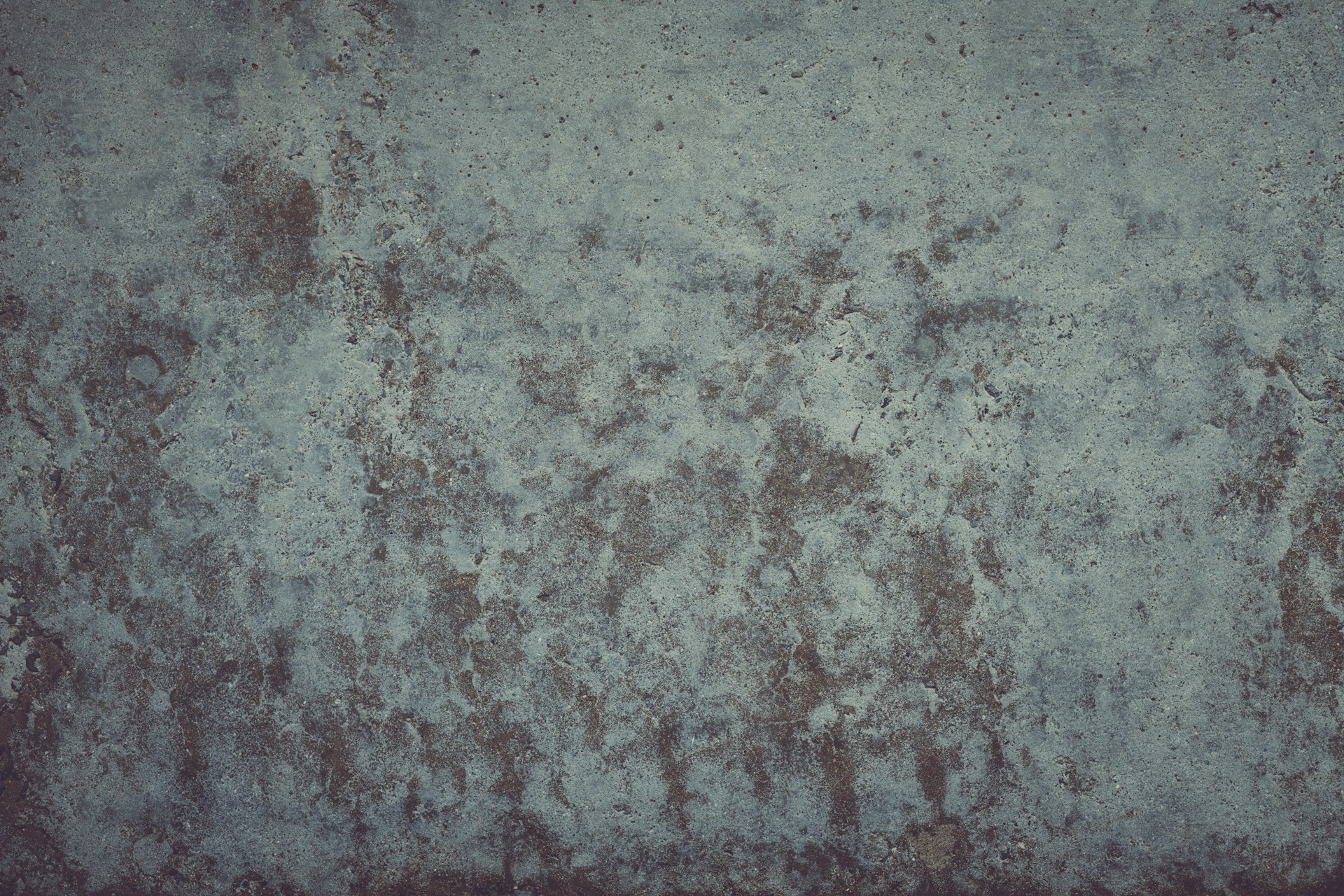 dirty concrete wall efflorescence