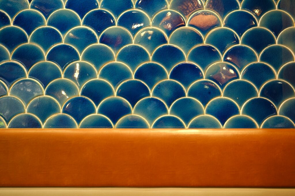 Scalloped tile walls.