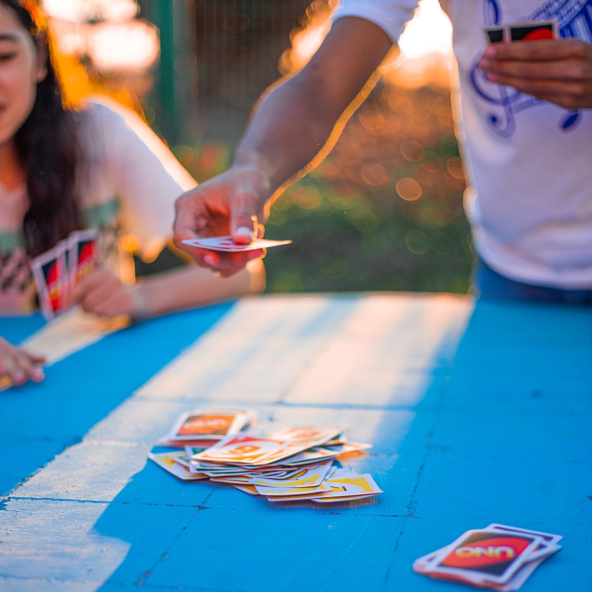 friends plaing uno at a housewarming party