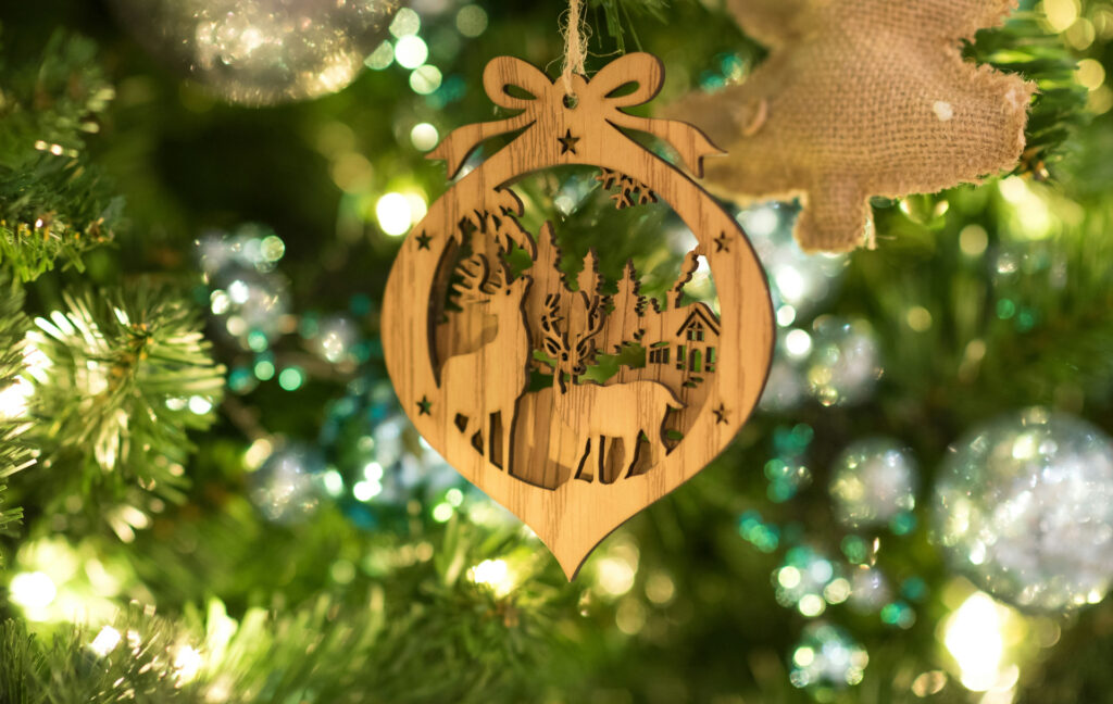 Discover how to decorate a christmas tree the professional way.