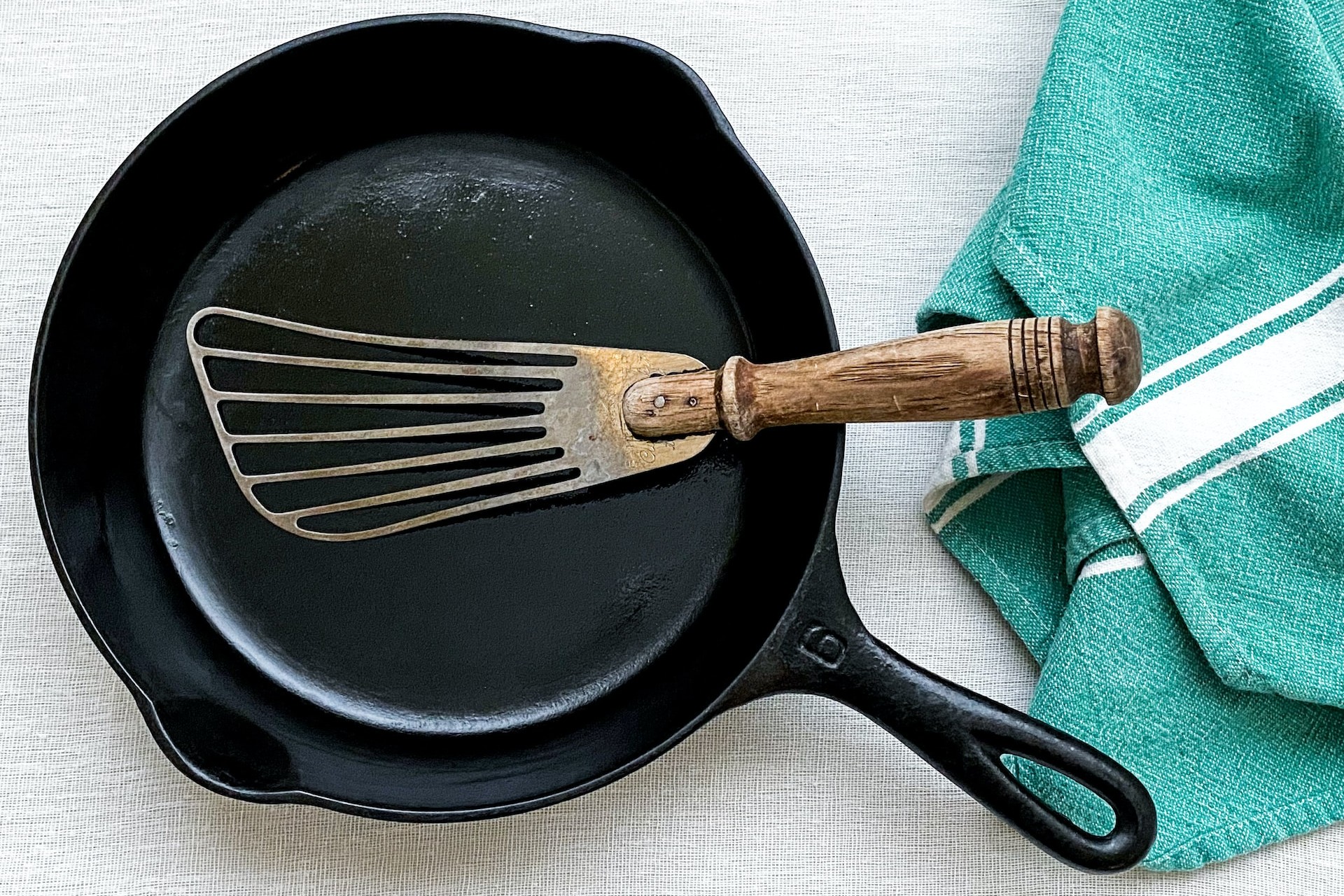 How to Clean a Cast Iron Skillet: 5 Best Methods